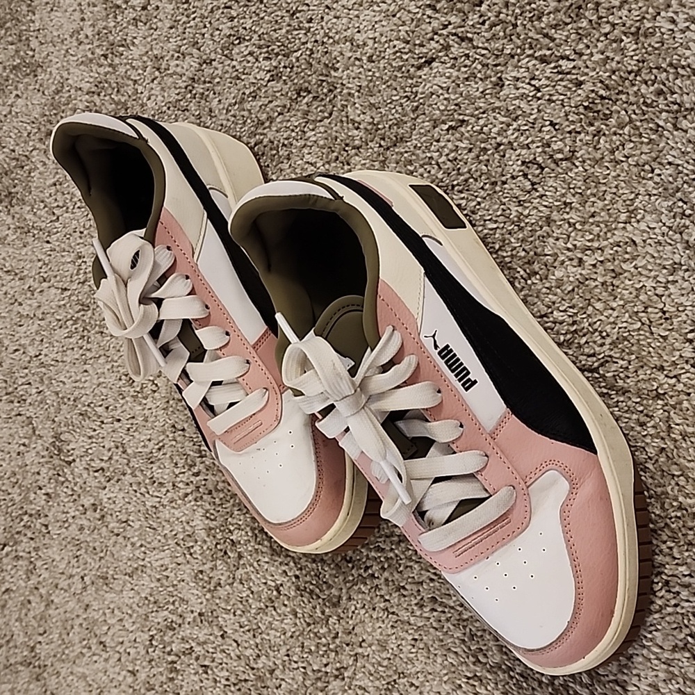 Puma sneakers size 7 1/2.